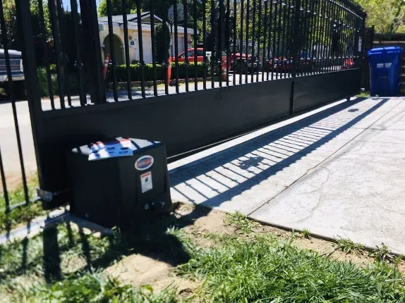 Automated slide gate powered by a FAAC operator